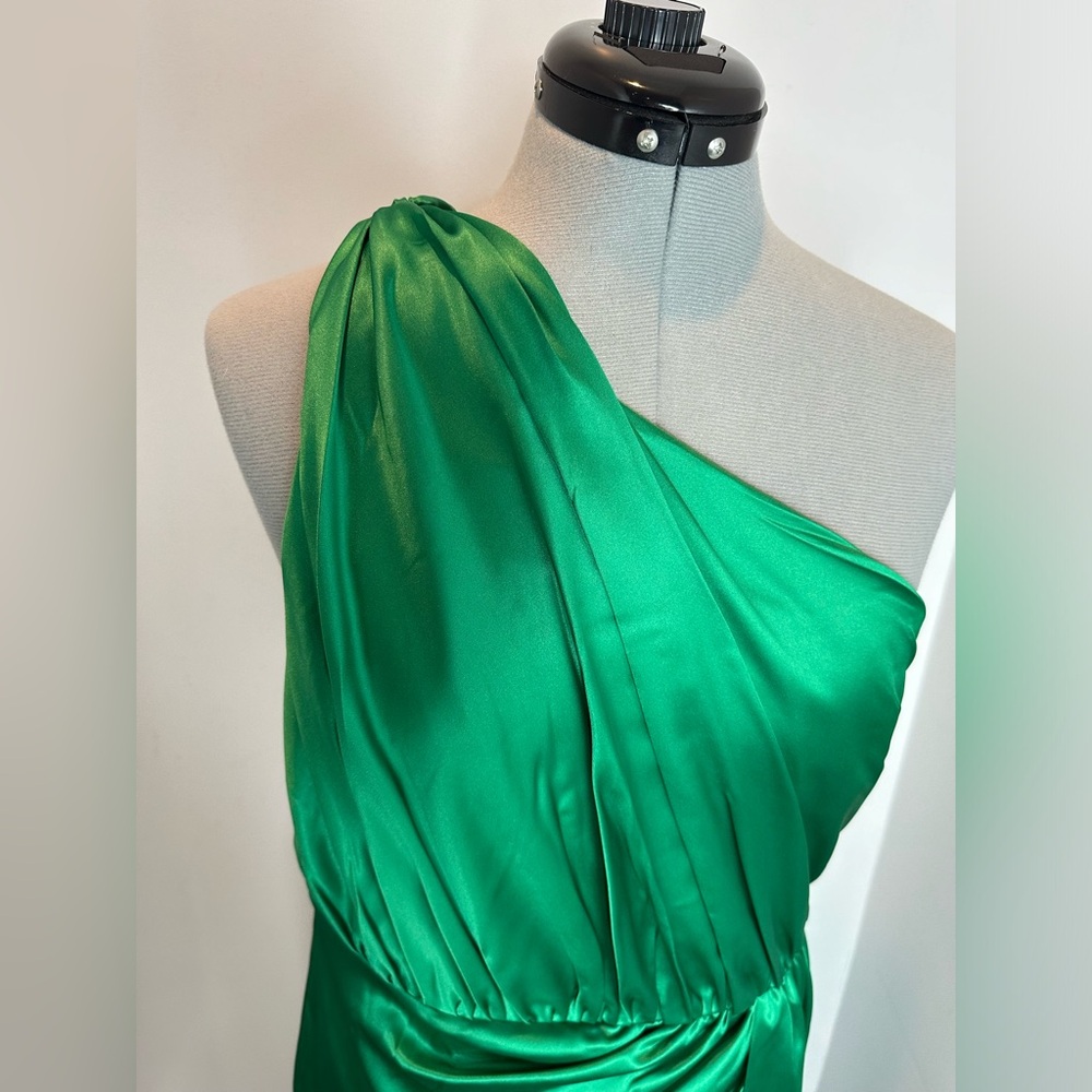 Elegant Green One-Shoulder Dress - Picture 7 of 15